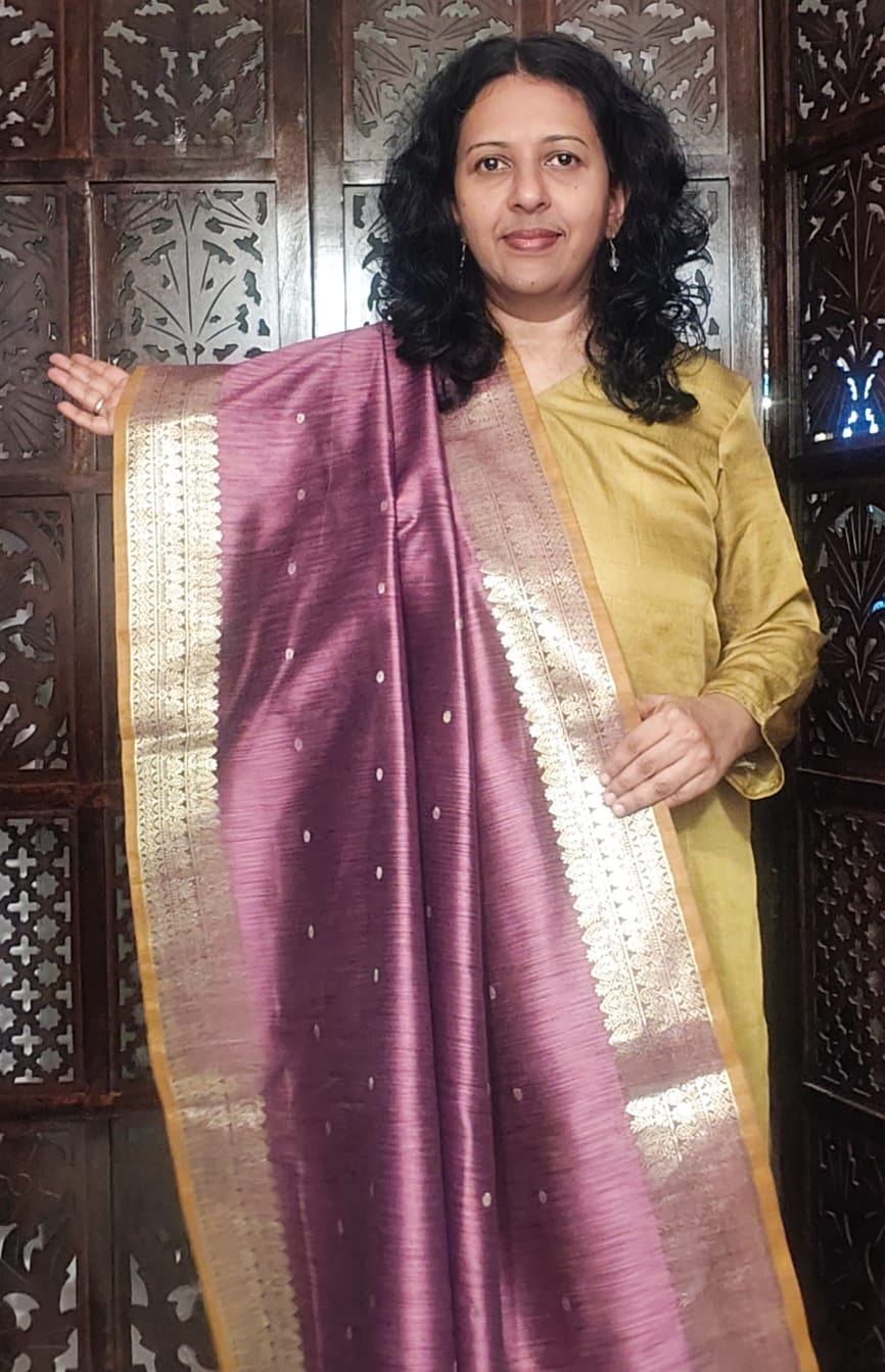 Purple dupatta with a gold border