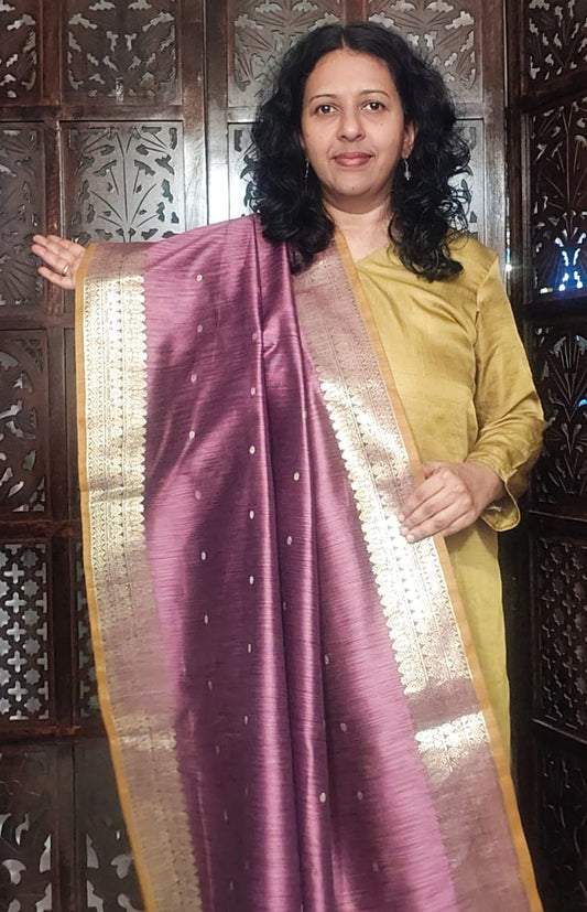 Purple dupatta with a gold border